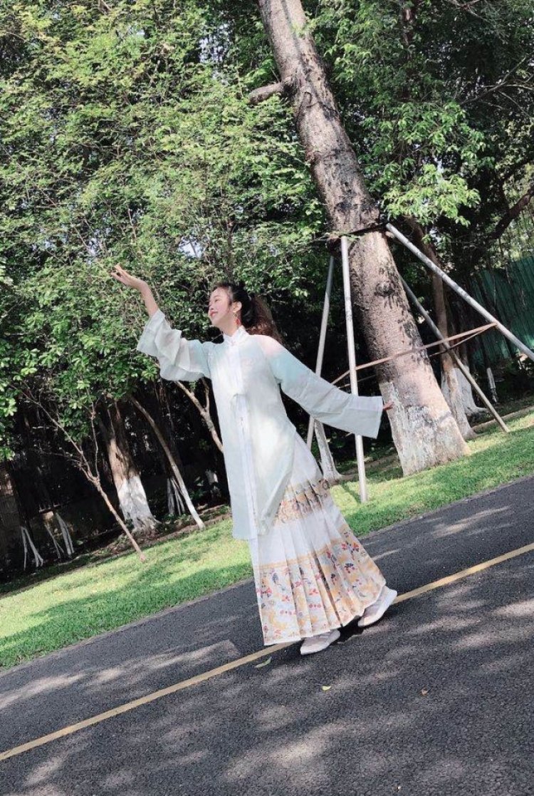 -广东省·东莞市·石龙镇--身高170cm,体重56kg,平面设计师一名,接单赚点零花钱