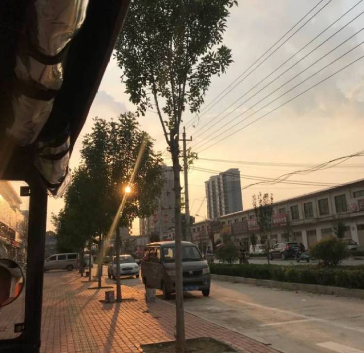 旺仔巧克力-重庆市·县·丰都县-抖音,快手,***,微博,-身高155,体重98学生党,会穿搭会p图会摄影
会教一些矮胖的小姐姐们怎么穿搭比如胸大可以穿束腰V领显身材的一种。主要在快手,***,抖音三个软件上活跃 还有一些微博等。性格活泼开朗