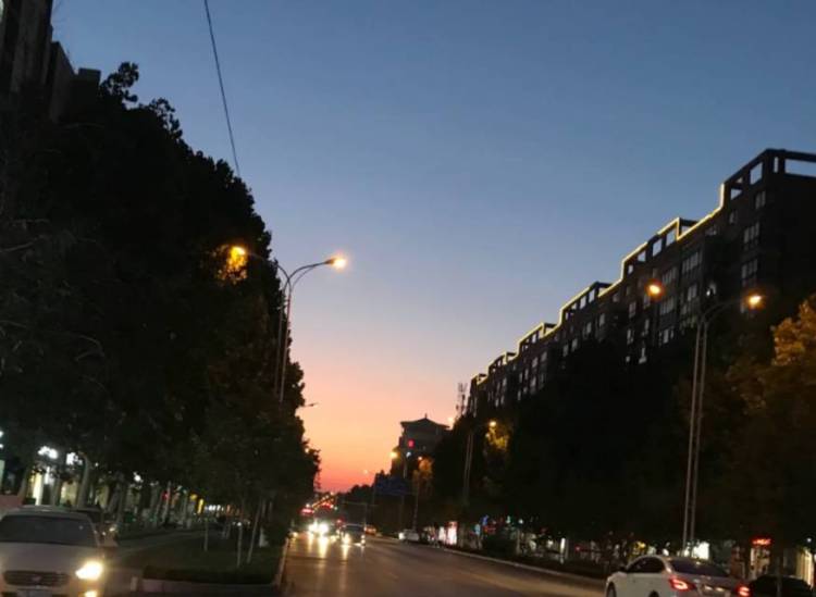 旺仔巧克力-重庆市·县·丰都县-抖音，快手，***，微博，-身高155，体重98学生党，会穿搭会p图会摄影
会教一些矮胖的小姐姐们怎么穿搭比如胸大可以穿束腰V领显身材的一种。主要在快手，***，抖音三个软件上活跃 还有一些微博等。性格活泼开朗