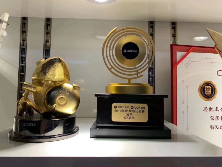 思凯文化传媒-福建省·厦门市·集美区-斗鱼-福建思凯文化传媒,S级公会,与多个直播平台都有合作,全国各地都有分公司,现主要招募斗鱼颜值舞蹈游戏主播,保底3000-15000,提成40%—50%,无任何前期费用,公司直招