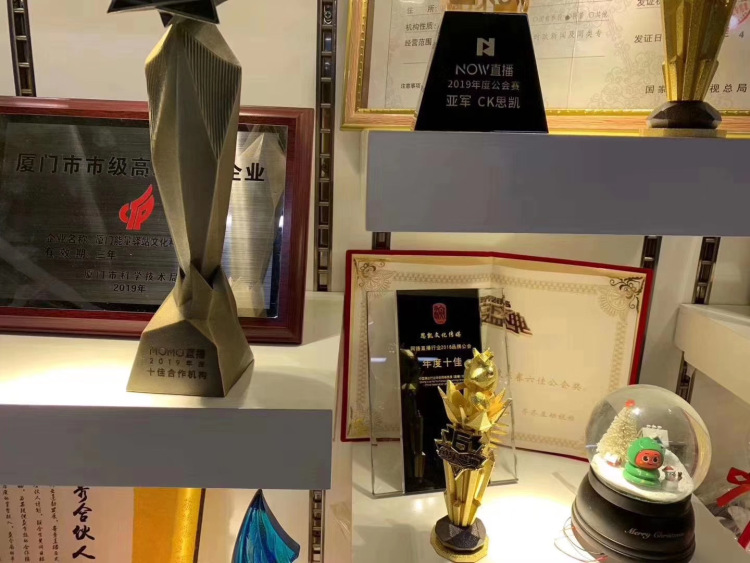 思凯文化传媒-福建省·厦门市·集美区-斗鱼-福建思凯文化传媒,S级公会,与多个直播平台都有合作,全国各地都有分公司,现主要招募斗鱼颜值舞蹈游戏主播,保底3000-15000,提成40%—50%,无任何前期费用,公司直招