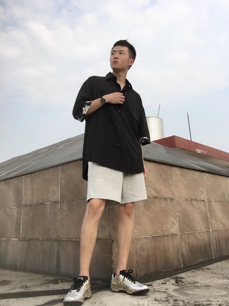 刘佳明-四川省·成都市·金牛区--长相有特色，喜欢拍照，身材好 腿修长。单眼皮大眼睛，什么风格都能驾驭。175cm 112斤 39码 骨头小，头小，肩宽。追求长期合作呀。