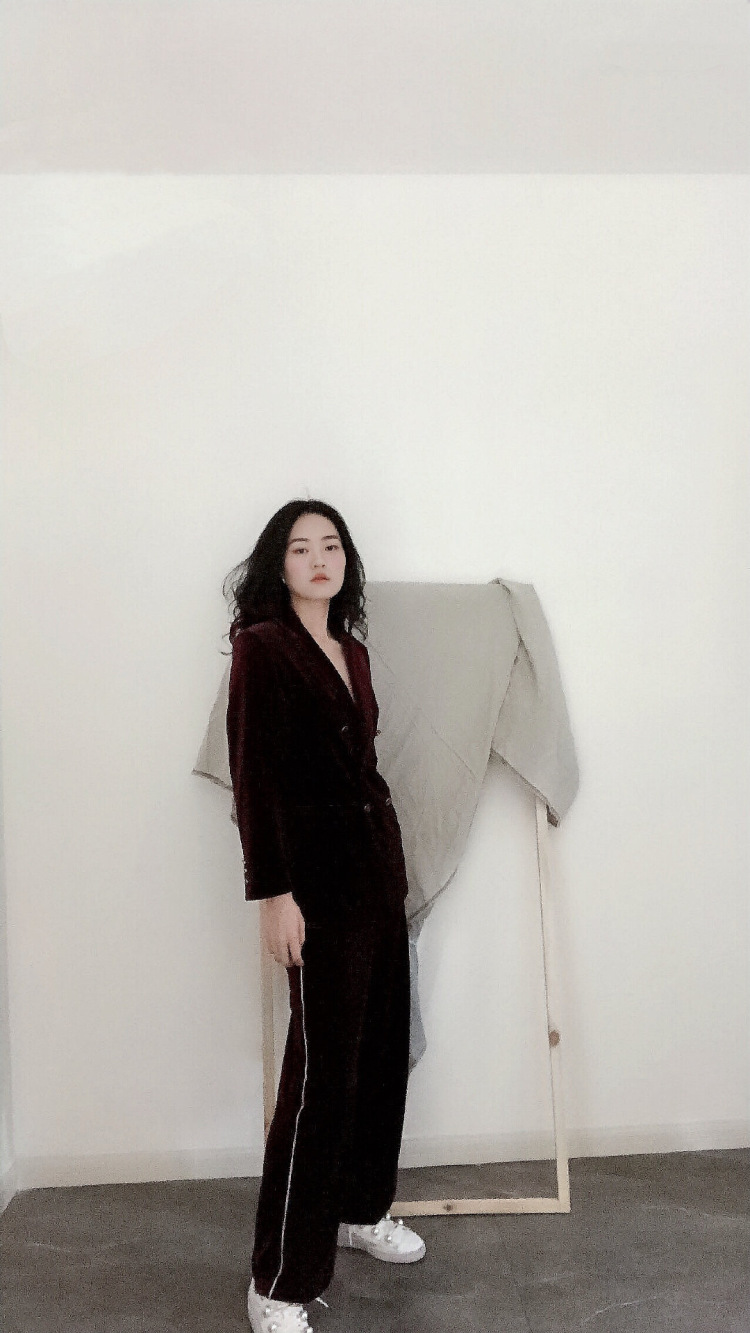 兔子-陕西省·西安市·雁塔区--详情请看个人主页
个人非常喜欢小众设计师品牌,日常着装也以设计师服装及首饰为主,个人风格偏硬朗,喜欢西装及颜色洁净质感好的服饰。
拍过设计师品牌的LOOK。
硬朗英气,可爱淘气都是我,一位老阿姨,哈哈