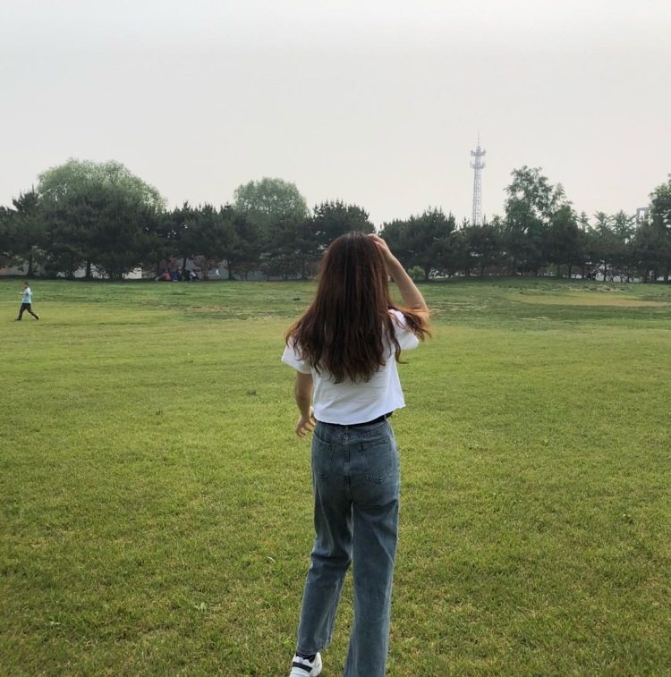 我今天不饿-河北省·石家庄市·桥西区-快手 -身高166体重100斤 喜欢拍照 街拍等等 想尝试下网拍。职业还是一个大一学生 希望可以努力