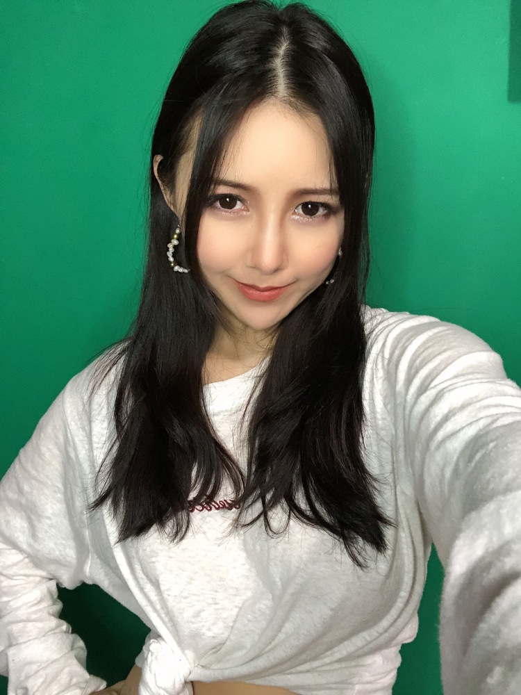 Eve🎁晒娃狂魔🕺🏻阿胶大王-北京市·北京市·顺义区-抖音 微博 美图秀秀 *** -特长 服饰搭配 从小对时装感兴趣 学过化妆 喜欢自拍 很有镜头感 可以做高质量买家秀 短视频带货 开箱测评等 两个儿子也非常可爱 可以做亲子拍摄
随便找了几张最近拍的没修过的原图