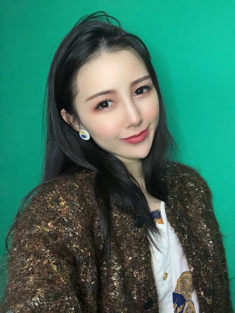 Eve🎁晒娃狂魔🕺🏻阿胶大王-北京市·北京市·顺义区-抖音 微博 美图秀秀 *** -特长 服饰搭配 从小对时装感兴趣 学过化妆 喜欢自拍 很有镜头感 可以做高质量买家秀 短视频带货 开箱测评等 两个儿子也非常可爱 可以做亲子拍摄
随便找了几张最近拍的没修过的原图