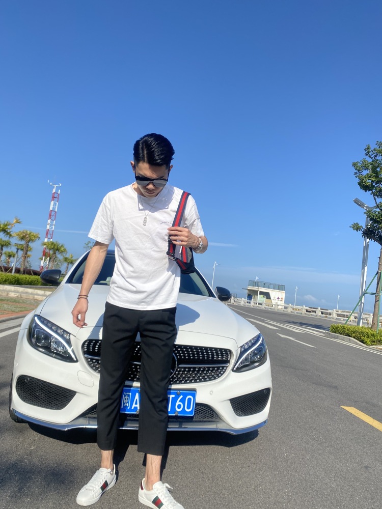 Chen- 💫-广东省·珠海市·斗门区-抖音-本人身高182，体重140，身材匀称，可以接网店电商的所有男装类型模特拍版，室内室外均可拍摄，会p图改色，3天内可出图，不满意可重拍。也可以接男装的线上平台直播带货。