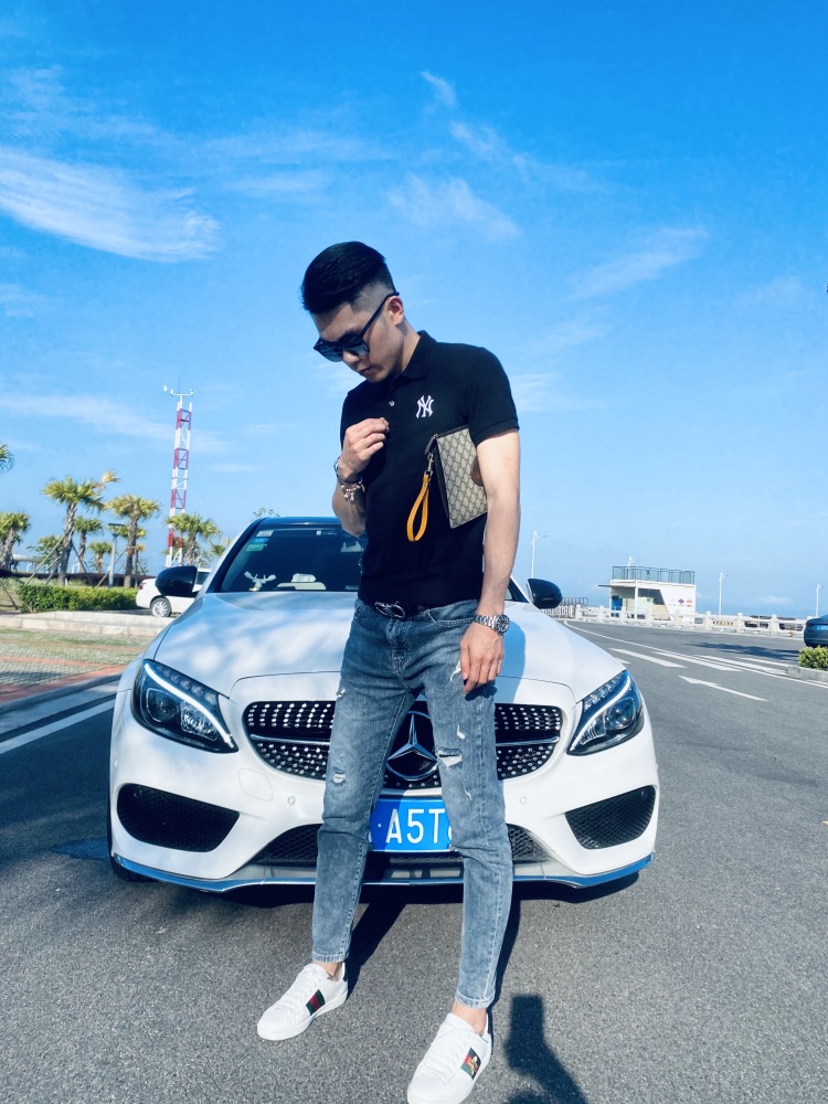 Chen- 💫-广东省·珠海市·斗门区-抖音-本人身高182，体重140，身材匀称，可以接网店电商的所有男装类型模特拍版，室内室外均可拍摄，会p图改色，3天内可出图，不满意可重拍。也可以接男装的线上平台直播带货。