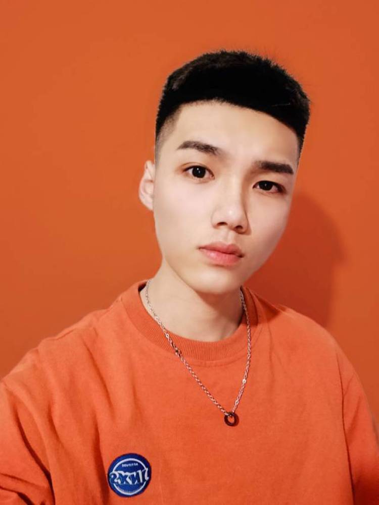 旺仔小洋人-山东省·潍坊市·安丘市--本人喜欢拍照,会修图,可接男生衣服网拍,女生口红粉底液等化妆品测试。也可寄拍,有意向者请联系。