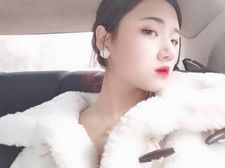 哈娜-江苏省·苏州市·昆山市-微博 知乎 b站-喜欢拍照化妆买买买,近期因为疫情的原因学校不开学所以比较空闲时间充裕。