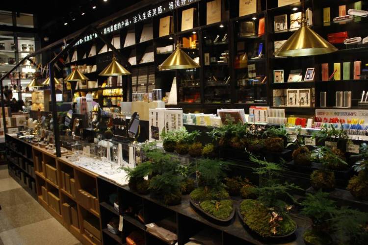 momo-北京市·北京市·朝阳区--我们是北京朝阳区合生汇的精选全球好物集合店番茄口袋，主营全品类产品，涵盖美妆、食品、居家、玩具等，寻找优质达人来我们店铺进行探店活动，拍摄优质探店视频，撰写探店文案，发布到相关热门媒体渠道，如抖音、快