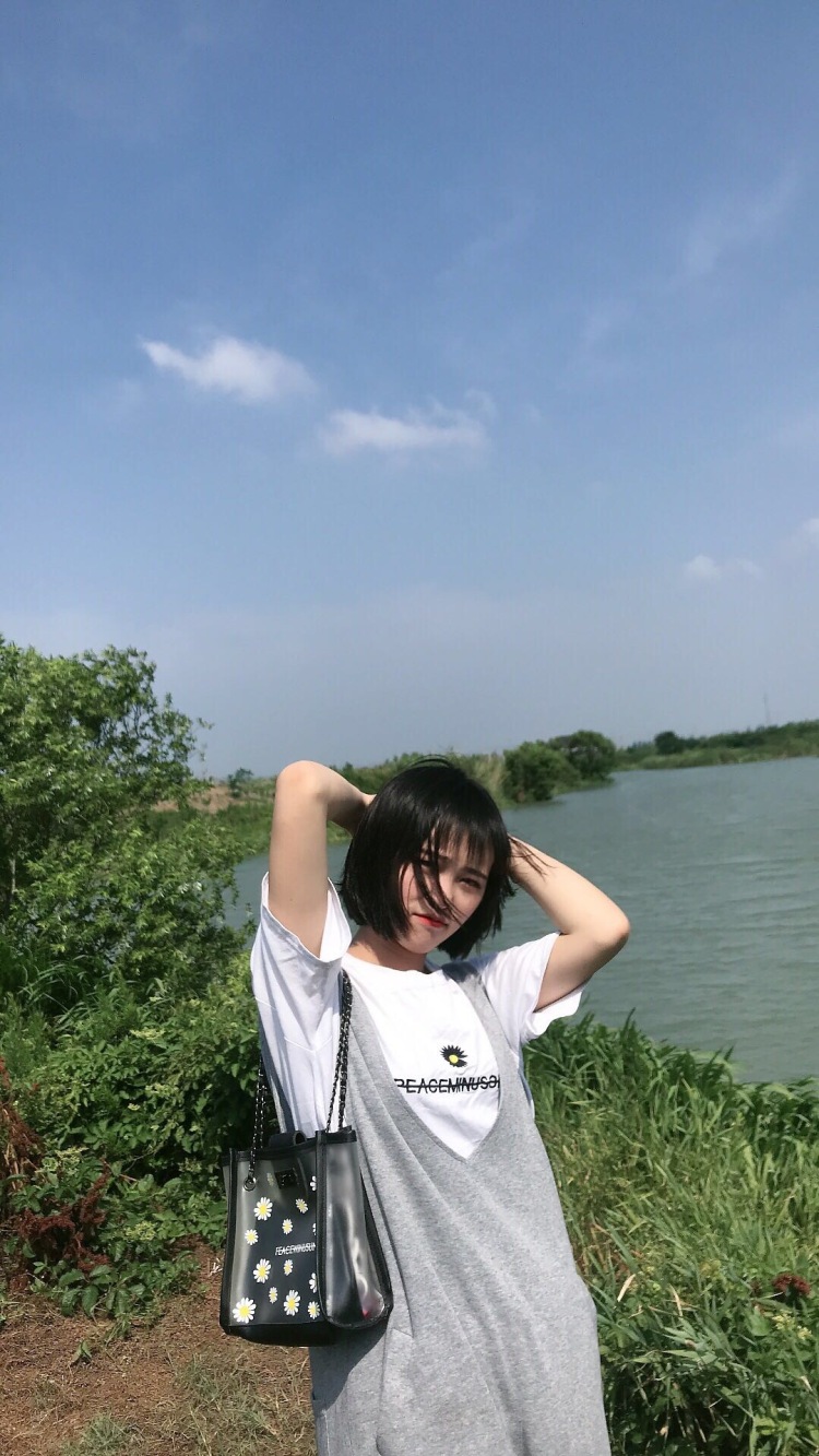 百事可乐-江苏省·常州市·金坛区-快手 抖音-自我认为自己是个甜美的女孩子，同时也可以接受任何风格。我相信自己有那个能力驾驭。身高1.65喜欢拍照，有个还不错的摄影师，