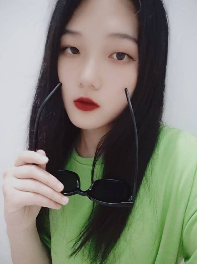 十一-湖南省·娄底市·娄星区-QQ好友-最近接的唇釉的单子,觉得商家人超级nice,看我那么认真做视频跟我说了很多东西,觉得收获很大。
其实我是第一次剪辑视频,拍了好几十条素材,文字音乐剪辑缩放倍速录音特效转场……搞到好晚,早上起来发给的商