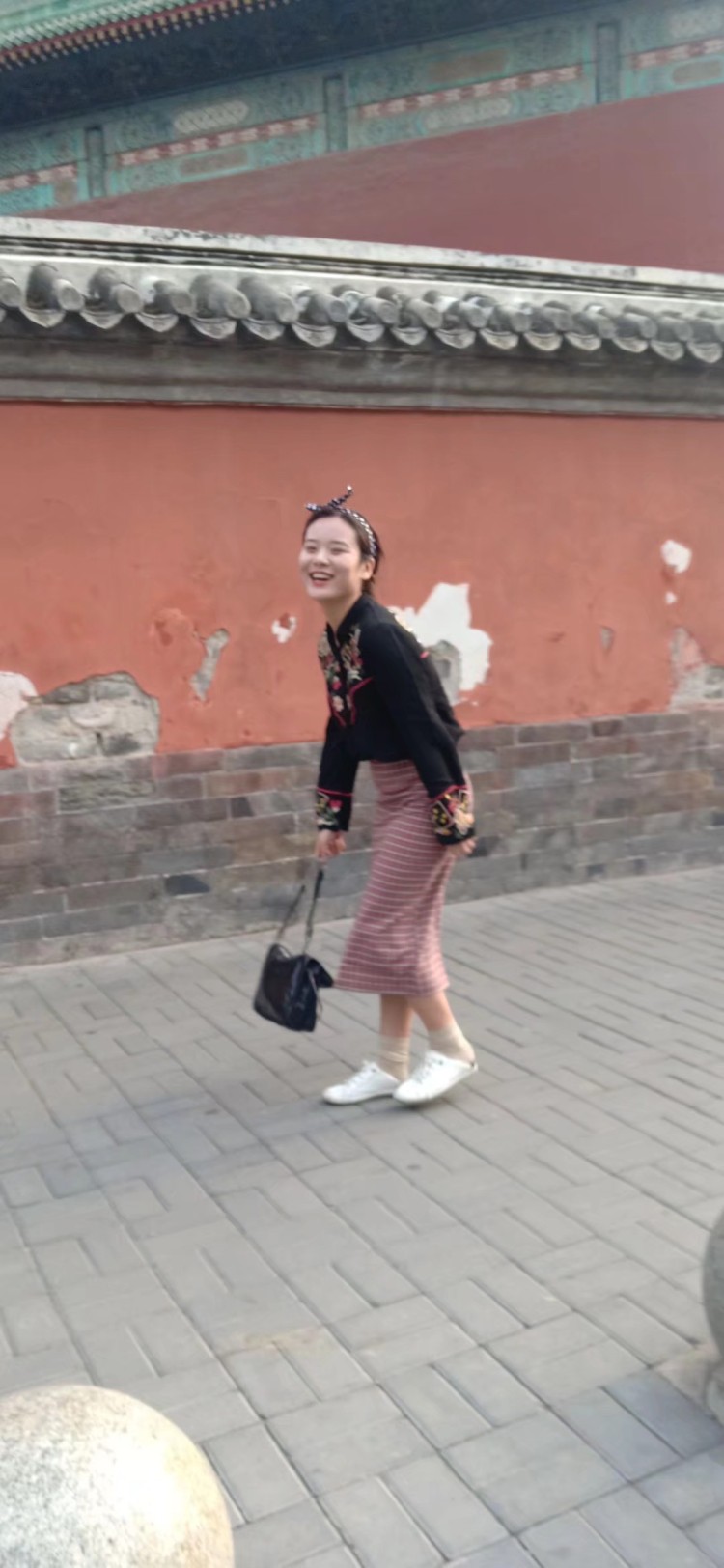 瑟瑟-湖北省·武汉市·江汉区-抖音:rao798-我特别有表现力，找我找我找我。平时喜欢瑜伽，杂志，摄影方面的东西。个子虽然娇小，但是比例好，笑容迷人。