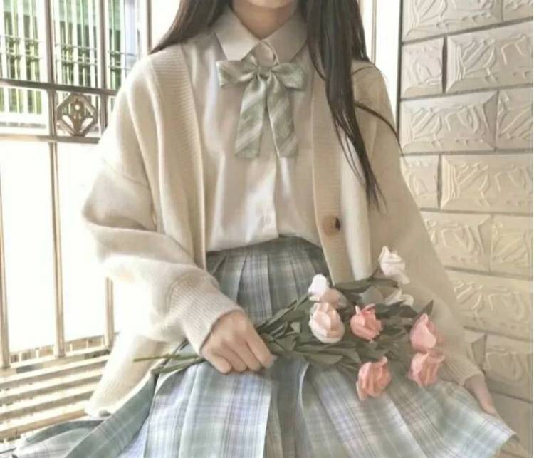 菲姐-安徽省·芜湖市·芜湖县-抖音，微博，快手，***-一名04年的中专生喜欢拍照，唱歌🎤，喜欢好看的衣服炒鸡喜欢jk裙