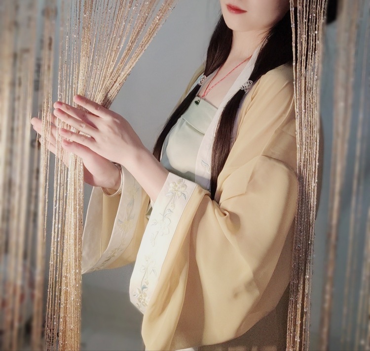 狐仙卿卿-湖北省·武汉市·江岸区-朋友圈,微博,抖音-平时喜欢拍照,会P图,可以做淘宝模特,接寄拍,买家秀等,有意的商家可以联系我~