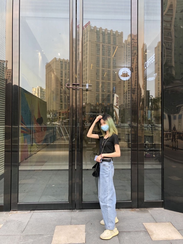 Akiki-广东省·东莞市·厚街镇-抖音 微博 ***-长得还行会拍照,但没有多少粉丝,可以接一些买家秀之类的小单,太复杂的就算了