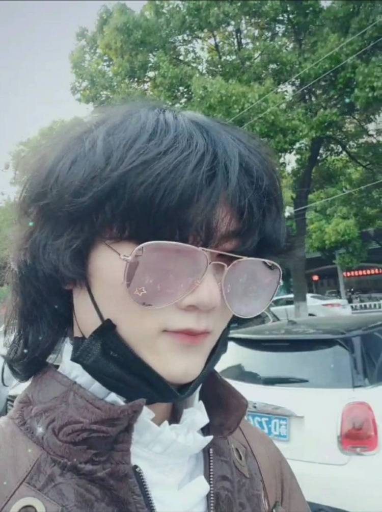 Igor-江苏省·常州市·新北区--我做过三年T台模特练习生,两年模特加助教。现在自己投资各种店,坐等收钱每天无聊就试试网拍接单,可以多件或者多套,也请相信我的穿搭审美