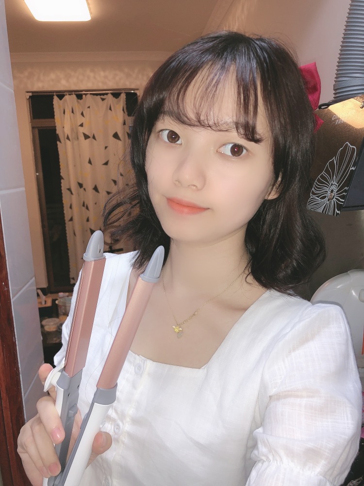 山有扶苏-广东省·佛山市·南海区--会弹钢琴和尤克里里 ,能拍照修图,耐心接推广,身高163 体重90 图片是我接的卷发棒
