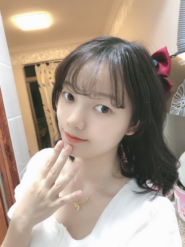 山有扶苏-广东省·佛山市·南海区--会弹钢琴和尤克里里 ,能拍照修图,耐心接推广,身高163 体重90 图片是我接的卷发棒