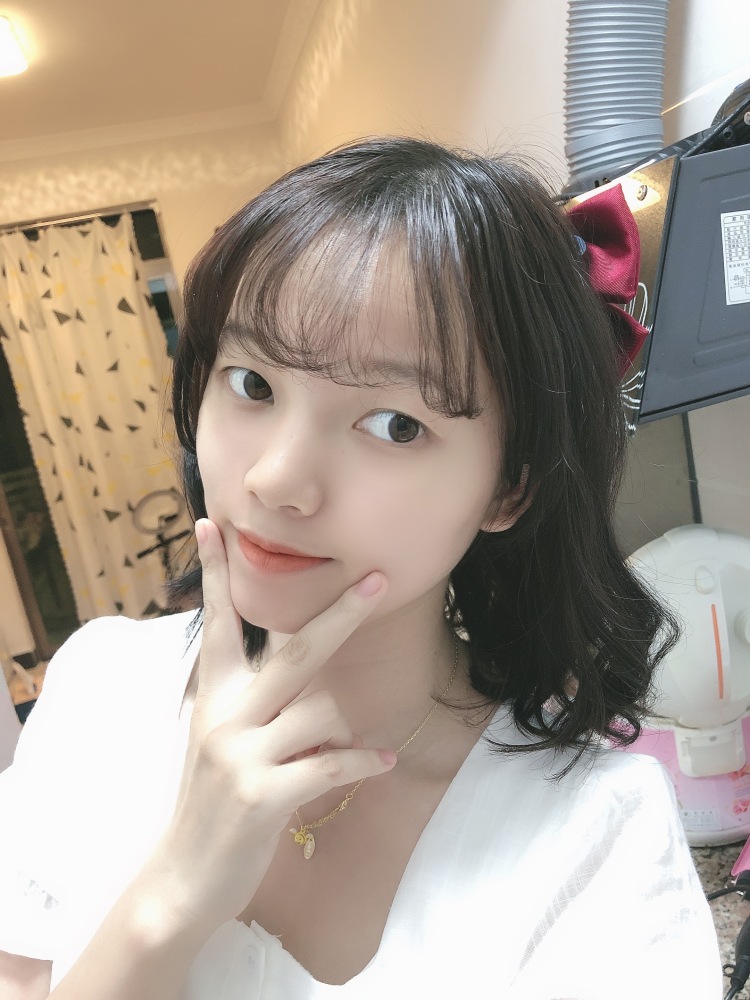 山有扶苏-广东省·佛山市·南海区--会弹钢琴和尤克里里 ,能拍照修图,耐心接推广,身高163 体重90 图片是我接的卷发棒