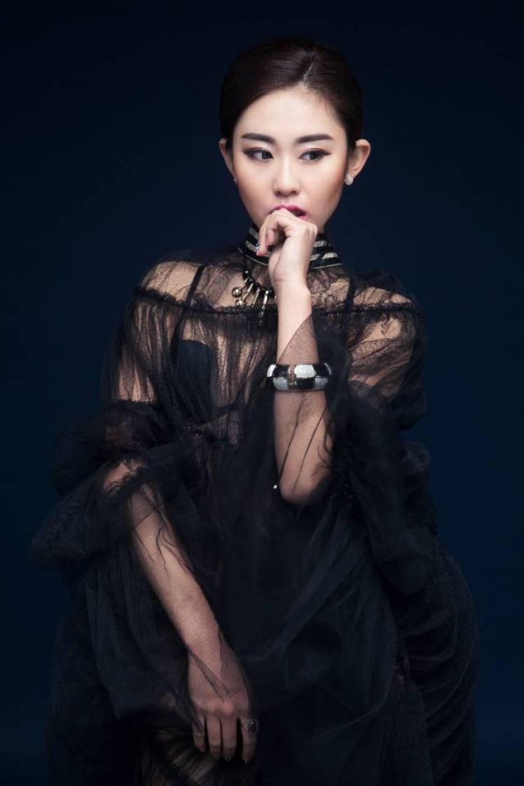 Kimi 羽-辽宁省·沈阳市·沈河区-微博 抖音 斗鱼-本人170cm,55kg。
有影楼客片、妆面及走秀经验。
接平面拍摄,走秀,网拍,寄拍,买家秀。