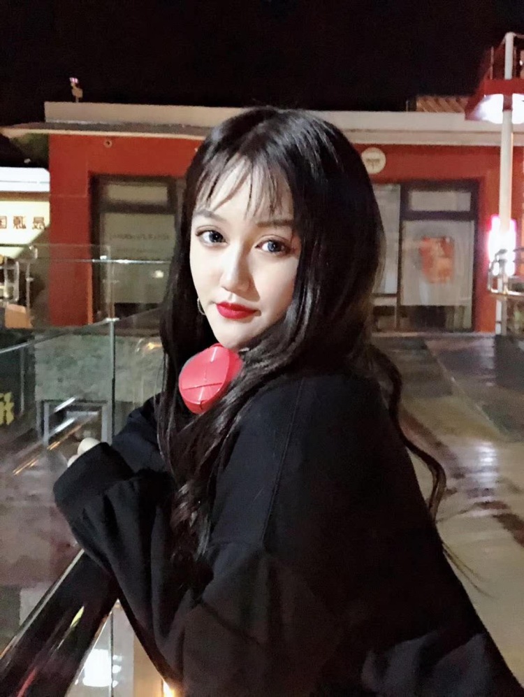 Nikki-山东省·青岛市·崂山区-抖音 快手 ***-想接网拍的单子
做过驻唱 素描六级 拉丁舞十级(有证书)
快手粉丝3022