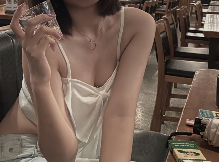 小🐟-海南省·海口市·秀英区-快手-买家秀,有一点点模特基础,擅长拍照,穿搭可各种风格,有足够时间接单