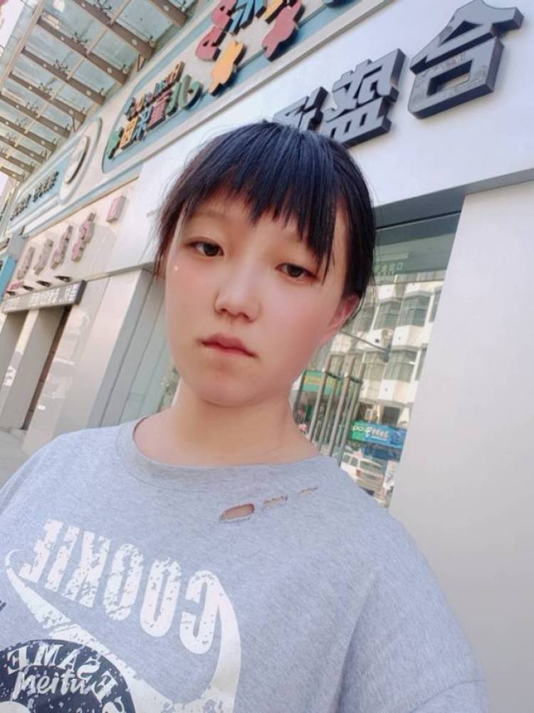 Solitude-甘肃省·陇南市·文县-快手,YY,微信,QQ-体重118,身高162,可接微胖女装,会修图,剪视频。自认为眼睛挺好看的。