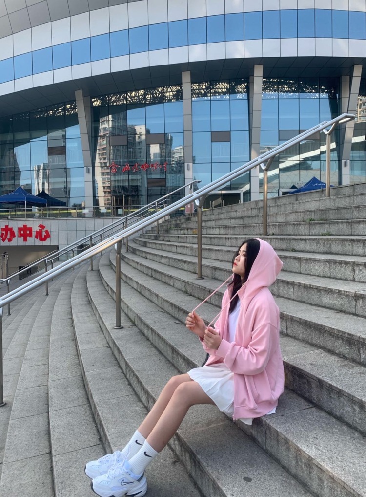 抱月入怀🌙-广东省·广州市·白云区--买家秀,网拍模特,可寄拍,港风,ins风,任何风格都可以,擅长搭配和化妆,街拍,外拍,短视频拍摄,直播主播,会编辑照片,会剪片制作短视频