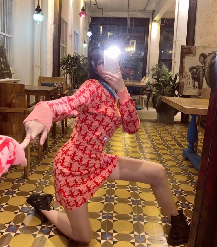 AY子子-广东省·汕头市·澄海区--瑜伽教练 驻唱歌手 淘宝详情模特 有女装拍摄经验 腿长1⃣️米1⃣️左右  有短视频拍摄经验