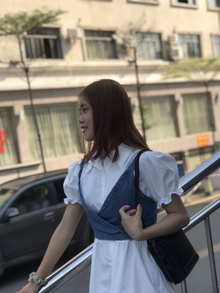 🍉-广东省·惠州市·惠城区--会拍照 搭衣服 想接网拍 年龄18 身高153 体重46 想要兼职工作