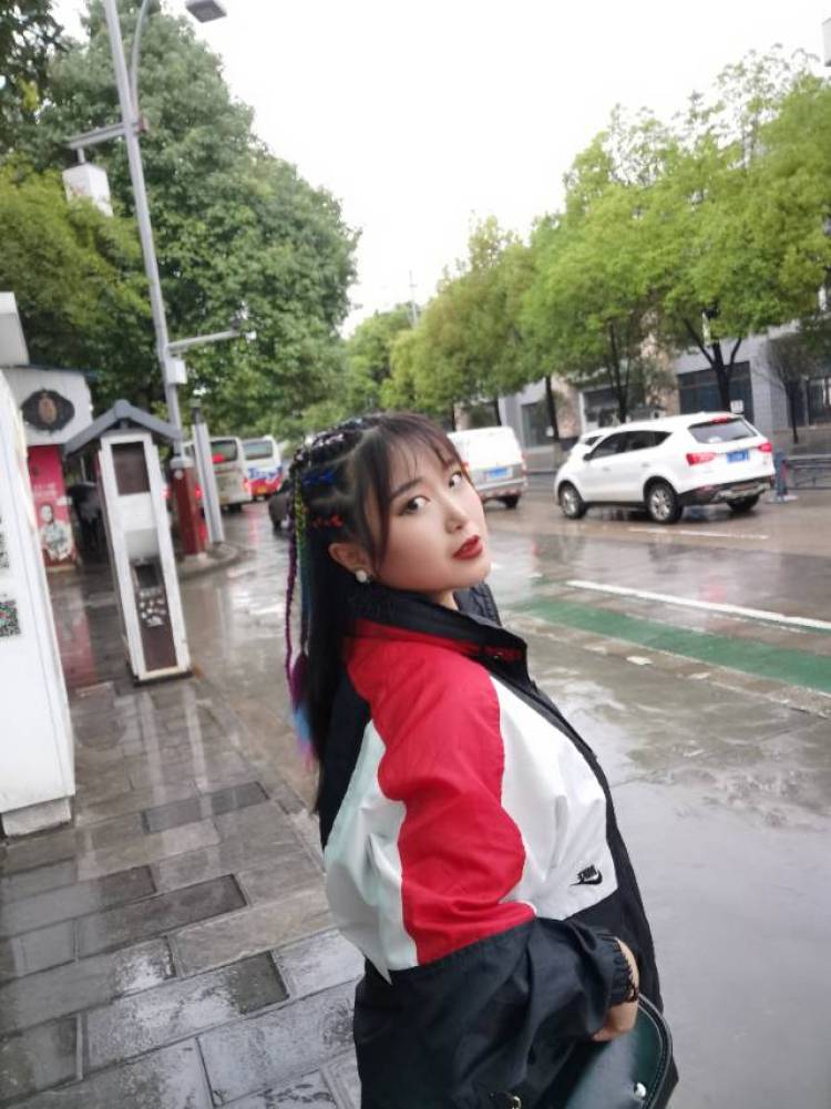 Te Fuir-山东省·潍坊市·昌邑市-抖音，***-哈喽，你好，我今年27岁了，老阿姨一枚，我喜欢旅游，但是穷，所以去的地方很少，来到这里想找个事情做一下。我是知道胖mm，做大码女装的可以联系我。短视频带货也是没问题的。还养了一只小柯基，关于宠物的也可