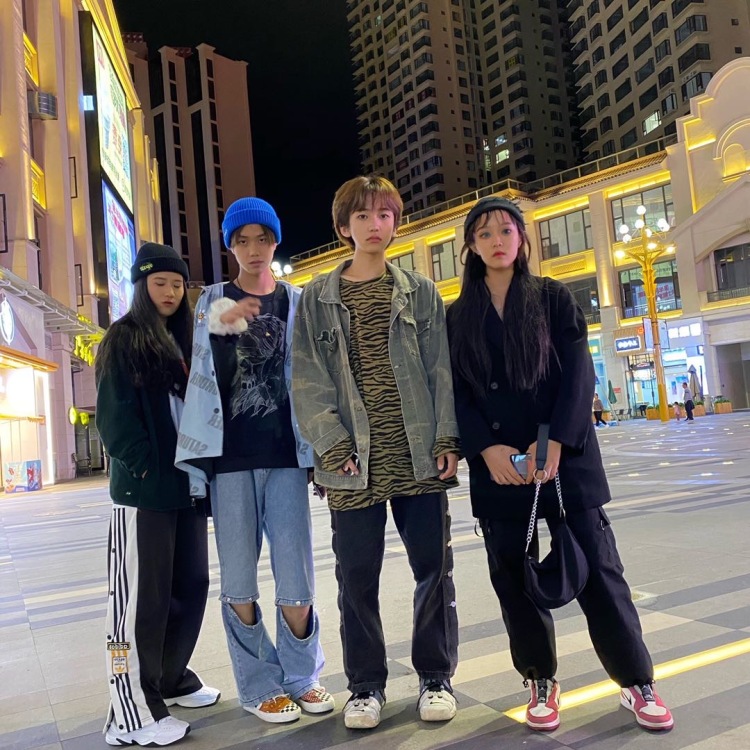 杨少慰-云南省·红河哈尼族彝族自治州·蒙自市-快手-身高175 体重50 在校学生接送拍 短视频网拍带货，ks粉丝1000+，买家秀