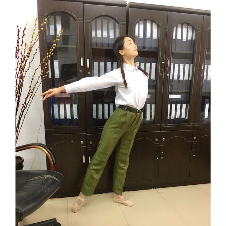梨子梨子宝-广东省·东莞市·万江街道-抖音+西瓜视频-幼师一枚。 工作内容是给小朋友上舞蹈课,喜欢拍照+短视频~~ 有接过拍成人 小孩舞蹈服装的单哦!
