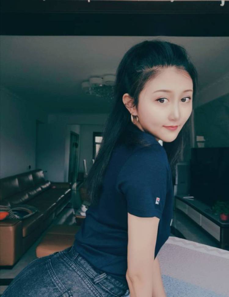 奶娃儿-甘肃省·兰州市·城关区-抖音 微博 ***-各种风格的衣服都想尝试一下,
平常很喜欢拍照,会简单的p图,如果接到单我会认真出图,保证会认真完成任务!
我想接买家秀单或淘宝平面模特单,底线是诚信合作,非诚勿扰!
价格好商量