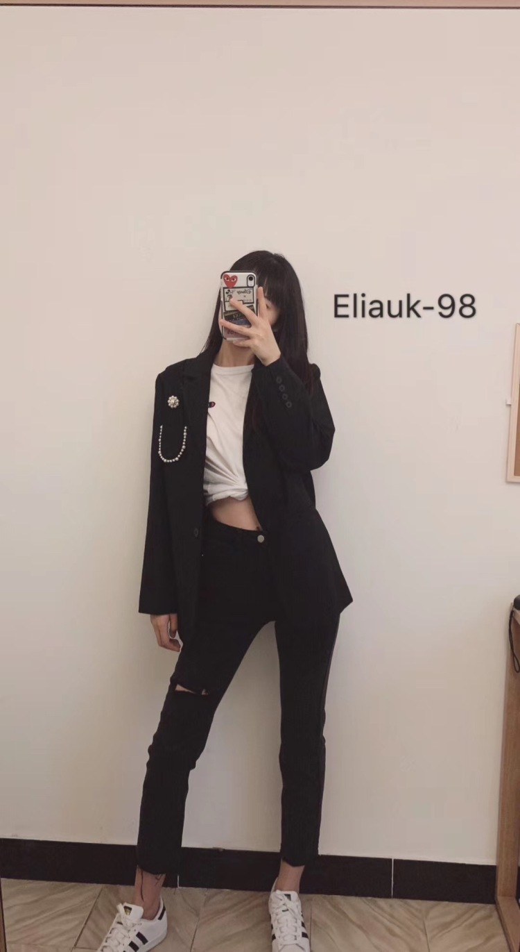 Zeyu_L👧🏼-北京市·北京市·朝阳区-抖音微博***-目前也在做微商,主要卖衣服,自己拍一拍买家秀或者对镜自拍,平时自拍和对镜拍比较多,如果合适点击联系我就可以啦~新手,多担待