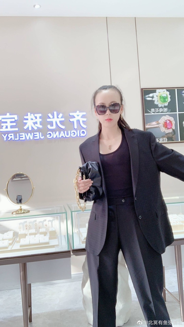 伊思如-内蒙古自治区·鄂尔多斯市·乌审旗--开箱测评、短视频带货、拍照、学习,目前是一家小首饰店店主,努力赚钱中,还是很缺钱