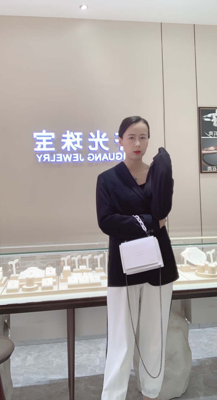 伊思如-内蒙古自治区·鄂尔多斯市·乌审旗--开箱测评、短视频带货、拍照、学习,目前是一家小首饰店店主,努力赚钱中,还是很缺钱