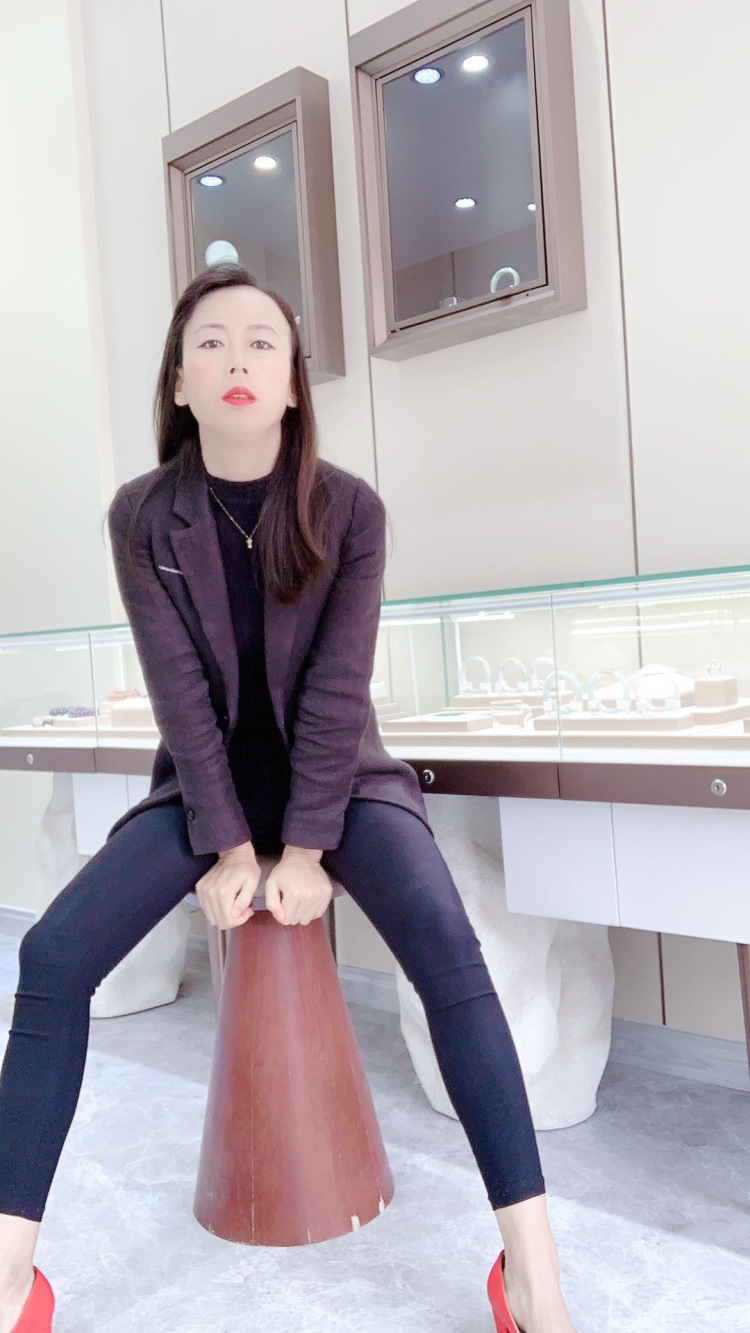 伊思如-内蒙古自治区·鄂尔多斯市·乌审旗--开箱测评、短视频带货、拍照、学习,目前是一家小首饰店店主,努力赚钱中,还是很缺钱