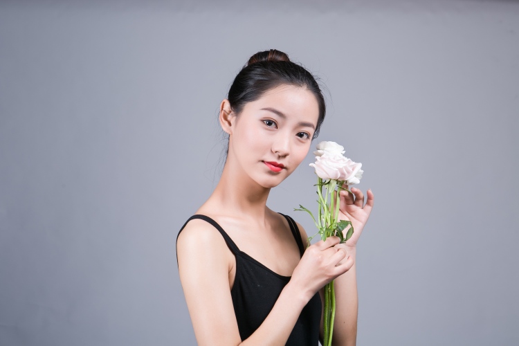 💮-云南省·丽江市·古城区-***，抖音-我的职业是一位舞蹈教师，大学专业是舞蹈专业，性格开朗活泼！虽然没有什么粉丝基础，但是希望通过自己的努力让更多人喜欢我。