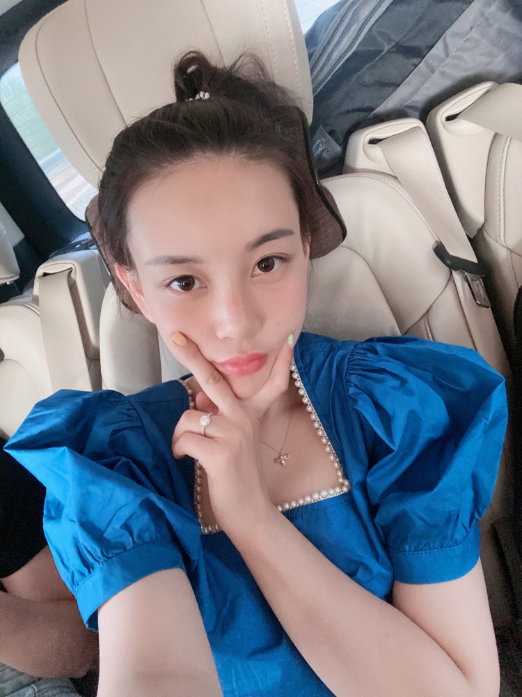 张撅撅🐾-山东省·东营市·东营区--服装实体店店主
自己有专业拍摄工作室
身高160 体重85 喜欢尝试各种风格
美妆测评 零食试吃都🉑️
抖粉1500➕
没有我不能拍的，只有你碰不到我