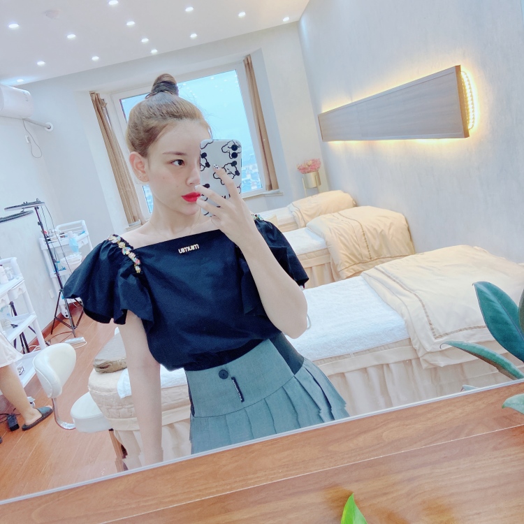 张撅撅🐾-山东省·东营市·东营区--服装实体店店主
自己有专业拍摄工作室
身高160 体重85 喜欢尝试各种风格
美妆测评 零食试吃都🉑️
抖粉1500➕
没有我不能拍的，只有你碰不到我
