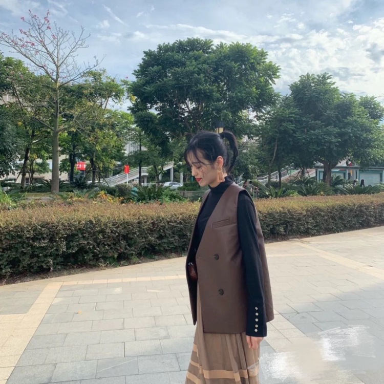 W-福建省·厦门市·思明区-抖音 ***-本人爱拍照 上镜 接寄拍 淘宝买家秀 开箱测评 耳饰拍照等,希望能多多关注我哦……