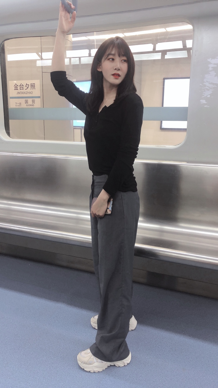 自然卷儿～-北京市·北京市·朝阳区-抖音  微博  ***-是一名软装设计师，对美和搭配有一定品味。可接买家秀 短视频带货 开箱视频 探店打卡 平面模特兼职。
