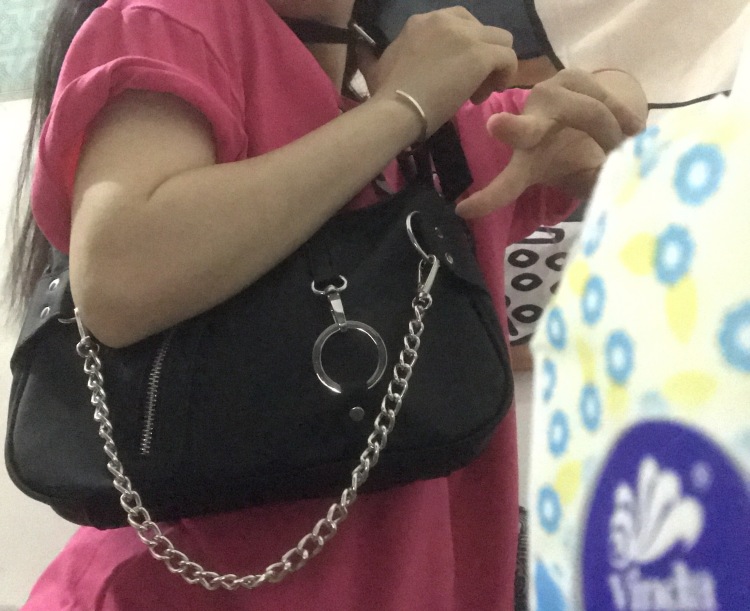 耶粒-广东省·广州市·增城区-B站 *** 知乎 微博 抖音-超级喜欢拍照噢 耳饰发饰头饰搭配项链手链上衣夏装鞋子都可以找我哦