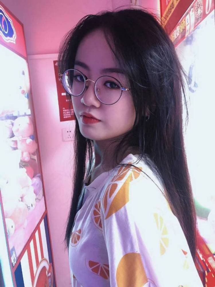 小宇次饱了-广西壮族自治区·玉林市·北流市-快手-我的特长是唱歌,兴趣爱好:美妆方面,喜欢拍照,如果对照片不满意,可以从拍,什么风格都可以尝试.