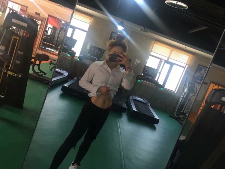 a荣荣💄💅-陕西省·宝鸡市·凤翔县-快手-会拍照特别会批图,接网拍开箱评测都可以哦,你需要的都可以❤️