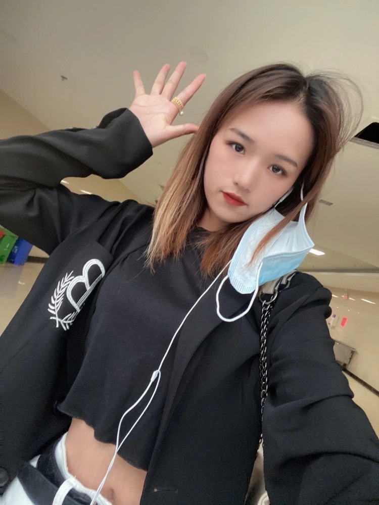 YikY-贵州省·黔东南苗族侗族自治州·凯里市-快手 抖音-拍照评价p图自己能给自己做模特会说话聊天性格活泼开朗乐观积极向上之前卖过货还有会美妆