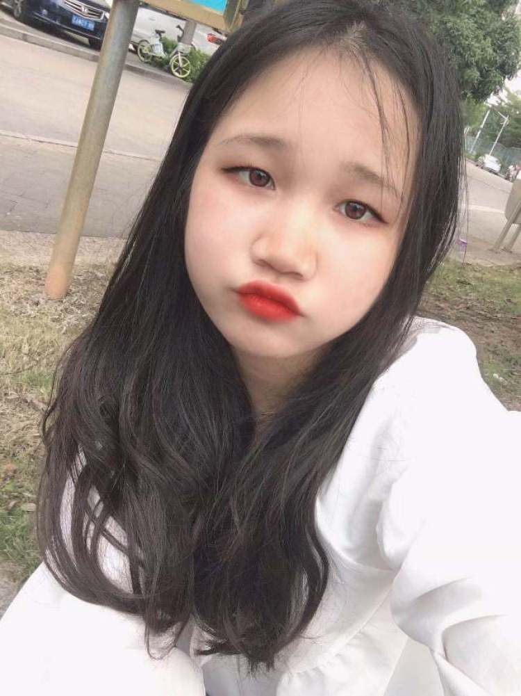 李憨批-广西壮族自治区·玉林市·玉州区-快手 ***-哈喽 我是一名学生 我喜欢唱歌拍照 网拍,买家秀 比较适合可爱风 成熟风 接单10以上